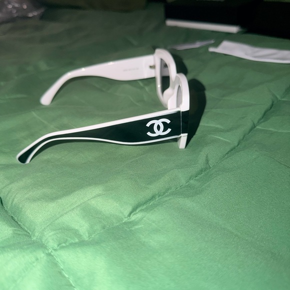 CHANEL Monochrome Sunglasses with Logo - Picture 4 of 7